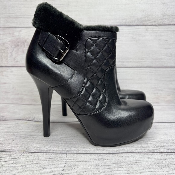GUESS Black Quilted Heeled Ankle Boots size 8 Platform Buckle Faux Fur Trim - Picture 1 of 7